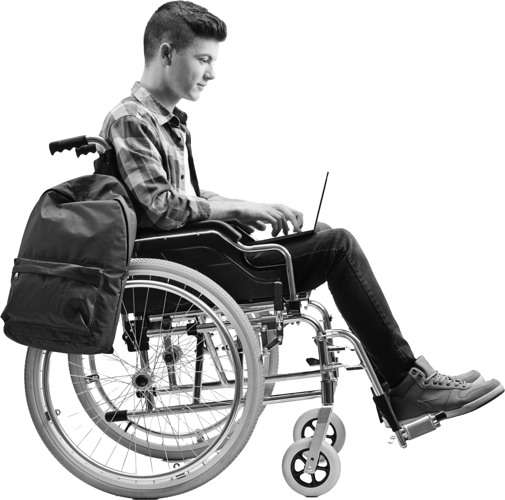 Junger Mann sitzt im Rollstuhl und arbeitet am Laptop